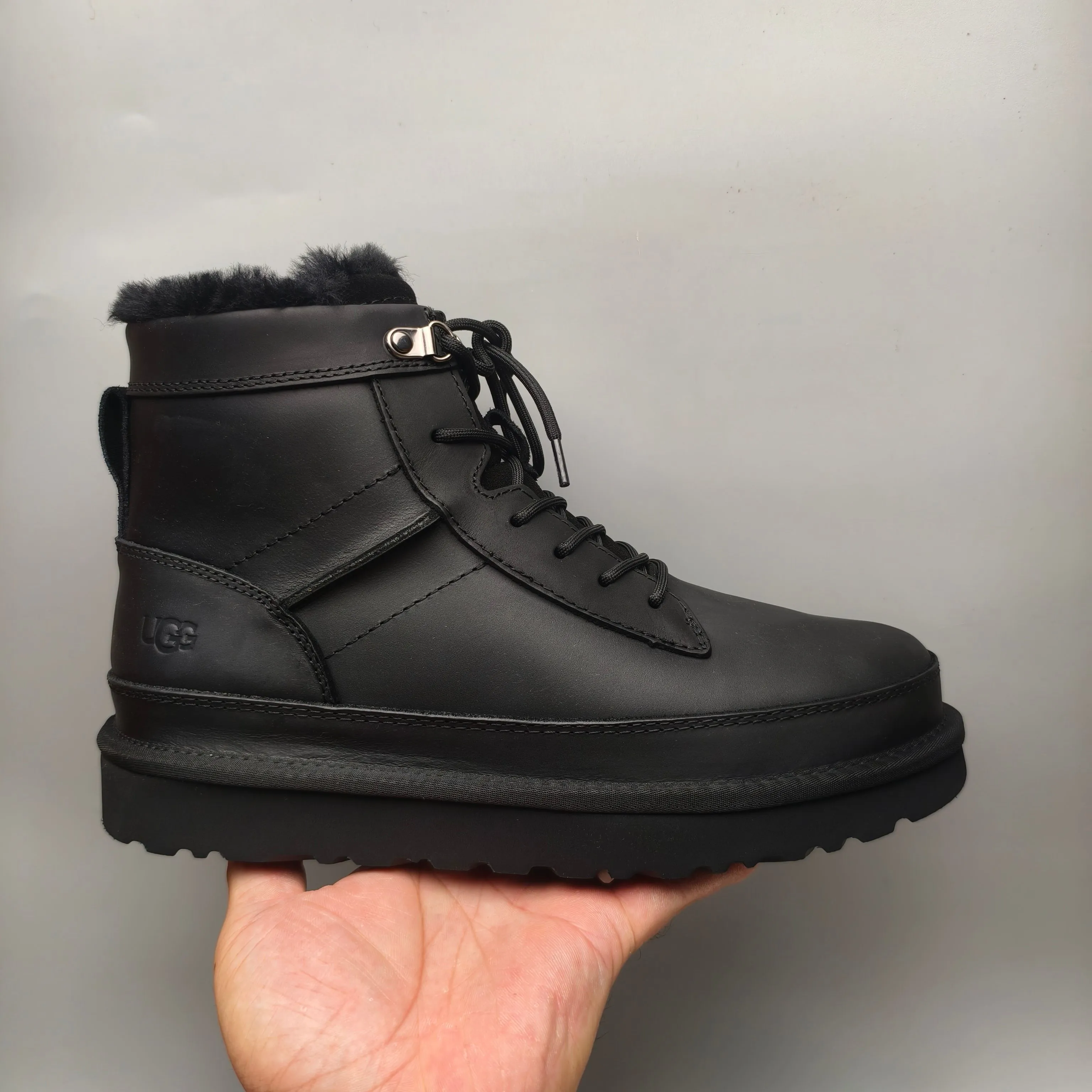 💰720 UGG sheepskin all-in-one snow boots 4580 mid-top patent leather lace-up side zipper men's color matching: black maroon matching code: 39-45
